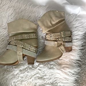 Size 7 stylish leather boots gently worn